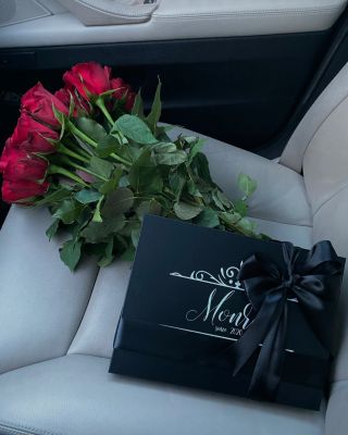 8.marec MEDZINÁRODNÝ DEŇ ŽIEN ✨ Tip pre pánov: Saténový župan + 💐 = dokonalá kombinácia 👍🏻 www.monroe-fashion.sk