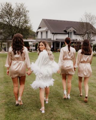 Nechajte váš svadobný deň zažiariť eleganciou! ✨💍 Doprajte sebe a svojim družičkám luxusné saténové župany, v ktorých sa...